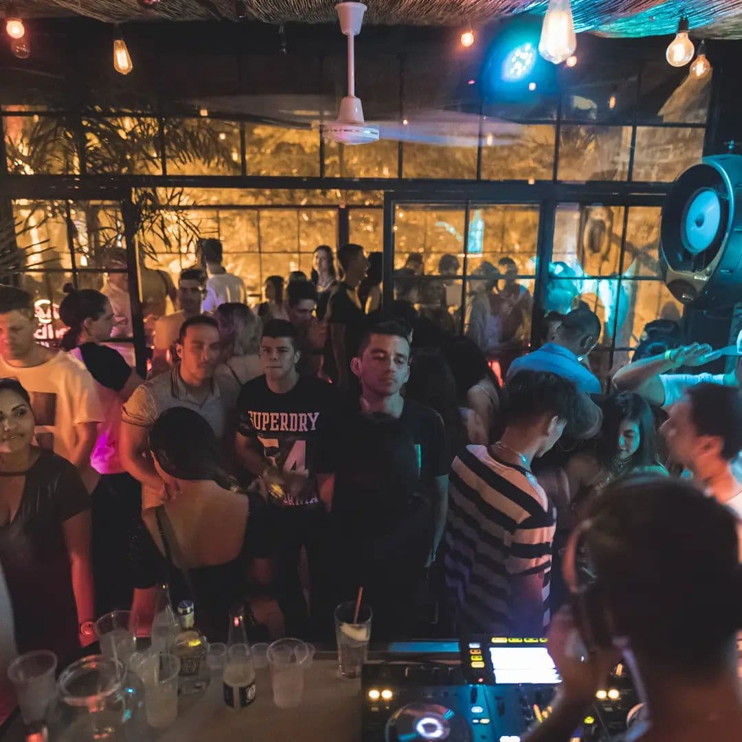 Haus Bar-1e9c27e0-573b-4ad7-a39d-9696d13e7eea