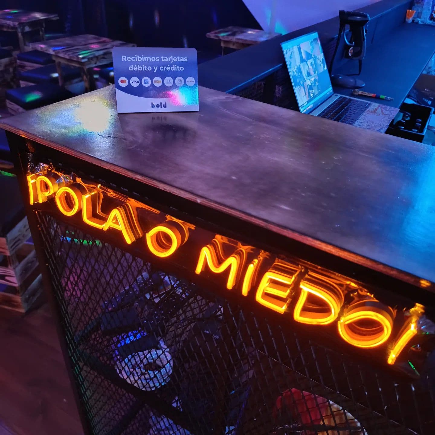 Caotic Bar-d307eb7e-6727-4c60-a83d-bbe51d1ffb94