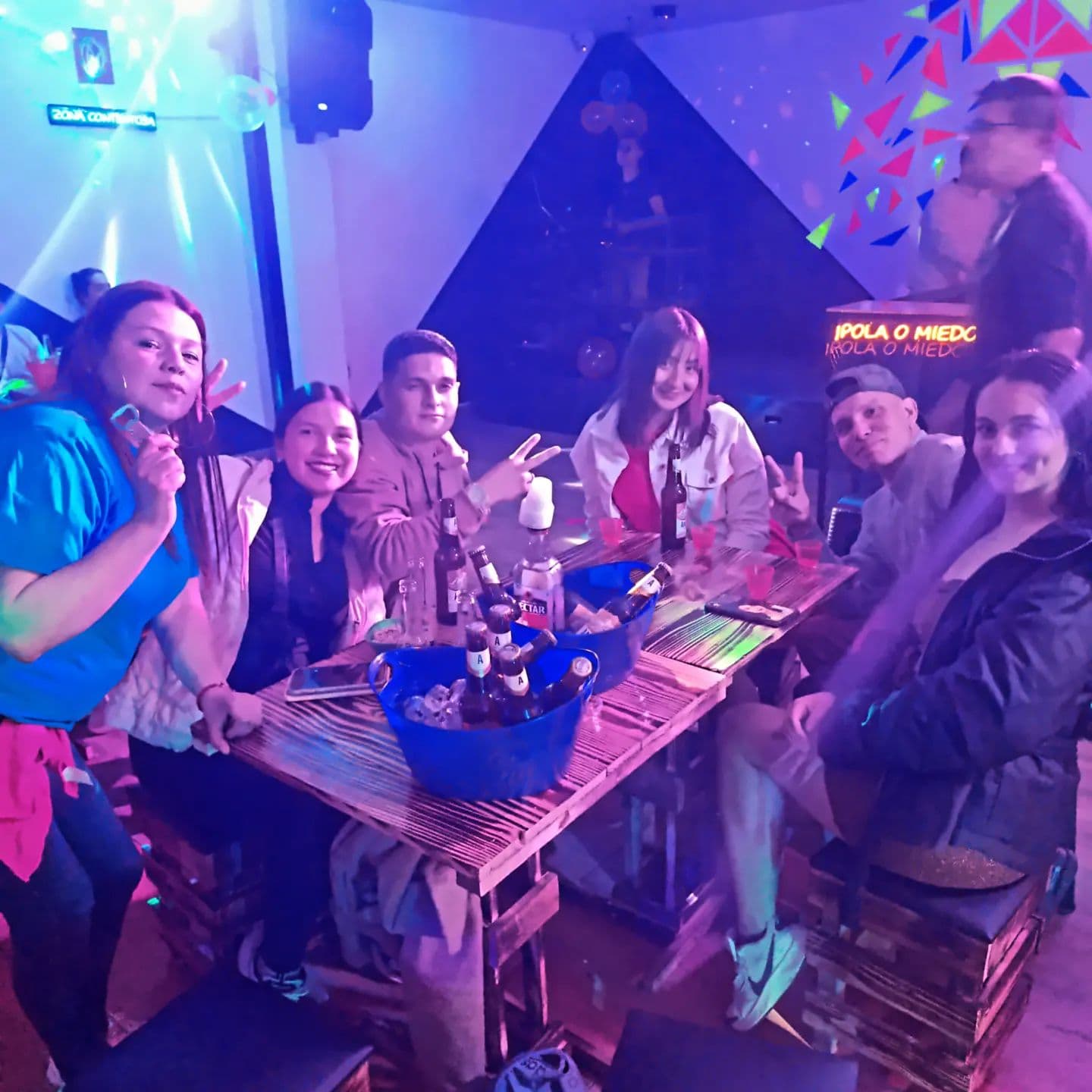 Caotic Bar-49052830-f7b6-490b-aa82-05a947acc695