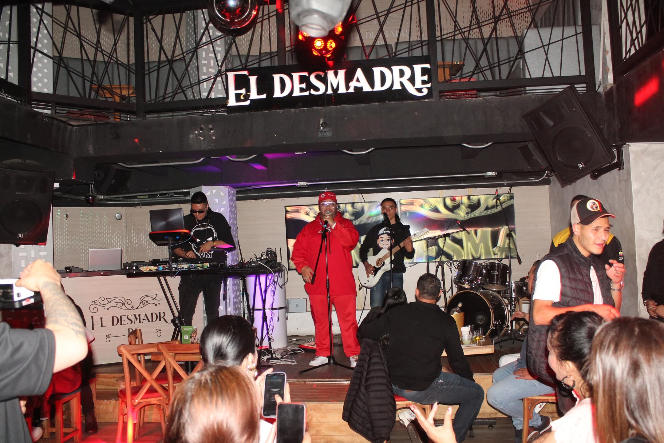 El Desmadre Bar-cover