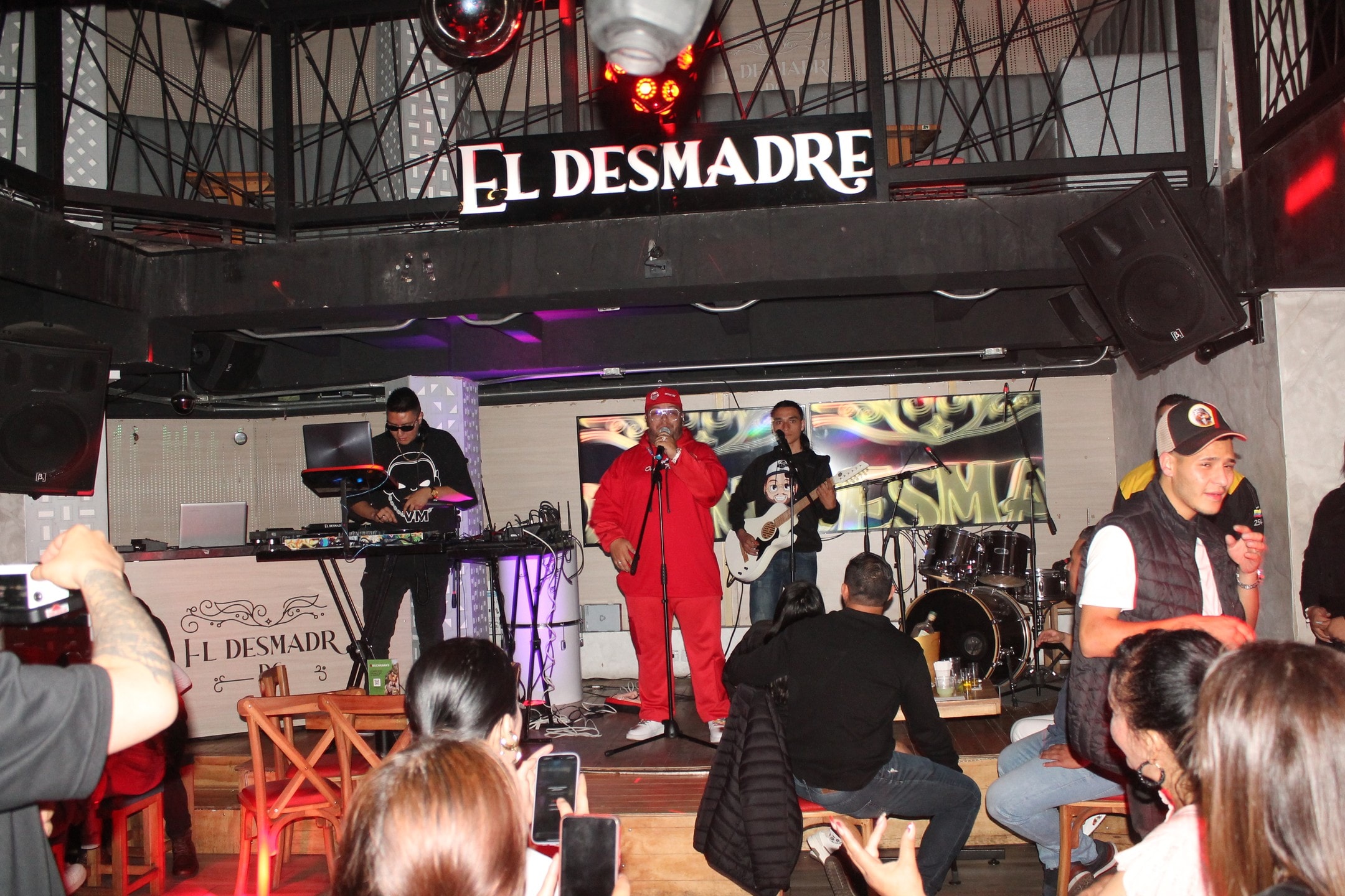 El Desmadre Bar-cover